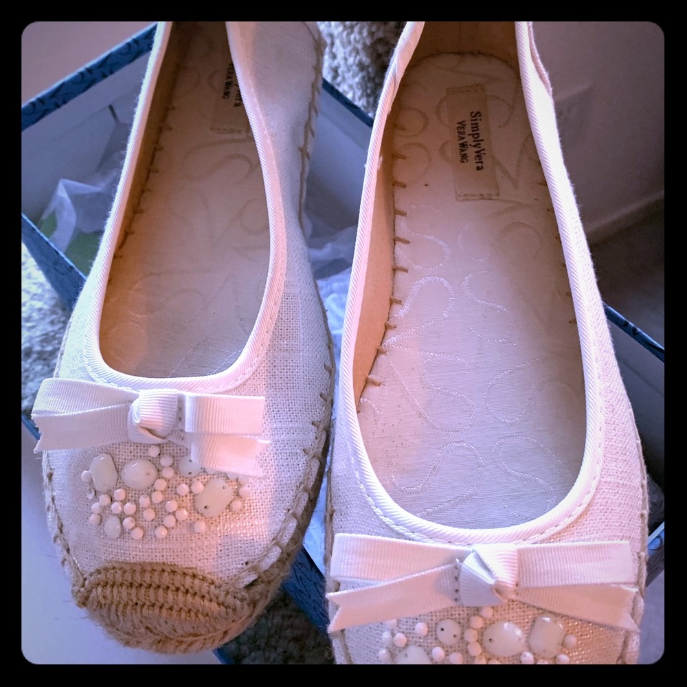 Simply Vera Wang Ivory/Cream colored flat shoes